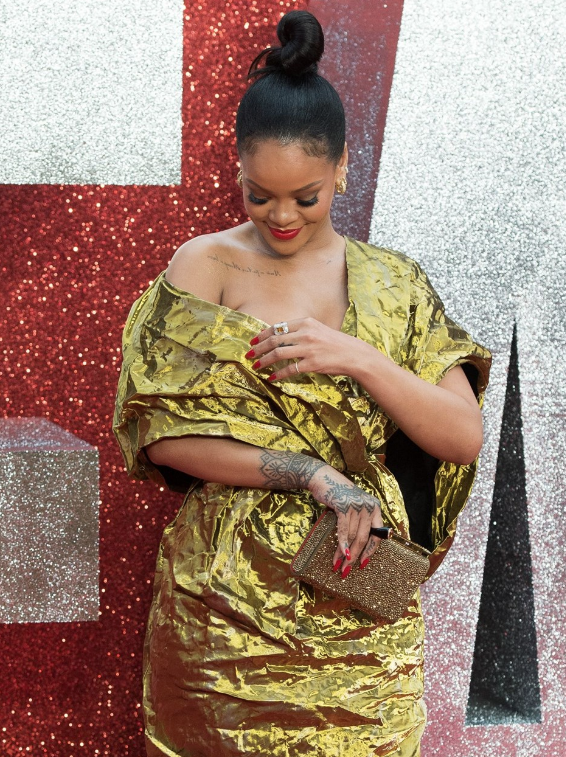 Rihanna'nın zor anları! Dekoltesi başına bela oldu - Resim: 2