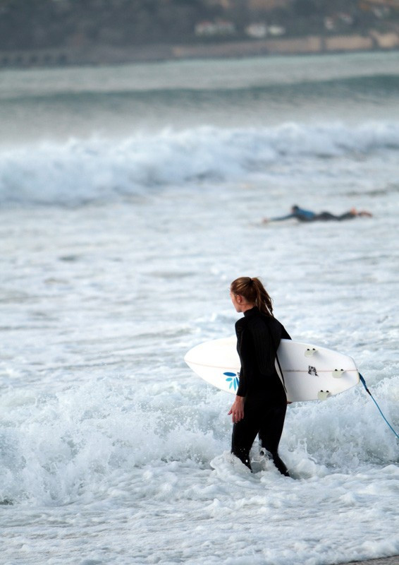 Kar kış dinlemeden soğuğa aldırmadan sörf yaptılar! - Resim: 2