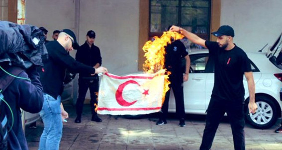 Rumlardan skandal hareket! Irkçı eylemde KKTC bayrağı yakıldı - Resim: 0