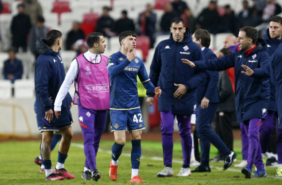 Fiorentinalı futbolcunun burnu kırıldı! Sahaya giren Sivassporlu taraftarlar tutuklandı - Resim: 0