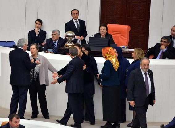 AK Partili kadın milletvekilleri divan önünde el ele tutuştular - Resim: 2