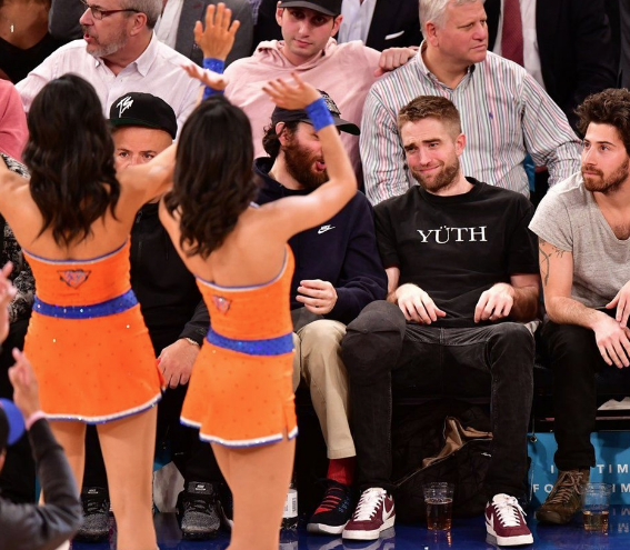 Maçı değil süper minili kızları izledi! Gözleriyle yedi bitirdi - Resim: 2