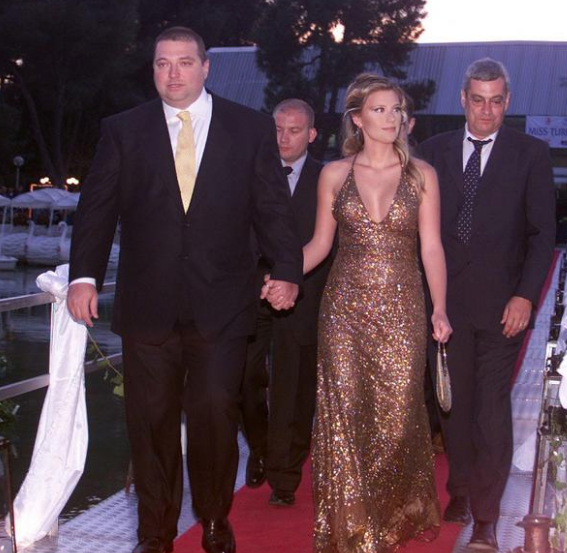 Yasak aşkıyla fotoğrafı çıkmıştı! İlan yoluyla boşanacak - Resim: 2