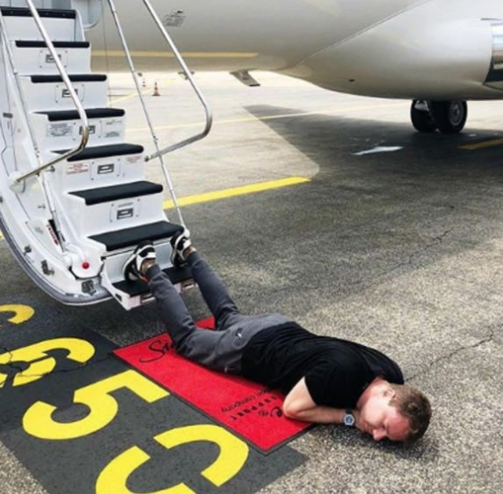 Zengin ve ünlülerin yeni akımı! Özel jetten inip yere yatıyorlar  - Resim: 1