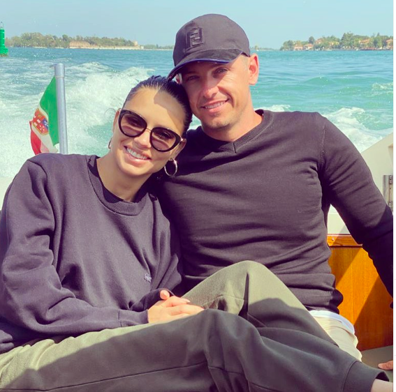 Doğuma gün sayan Adriana Lima'nın göbeğini gören şaştı kaldı! Karın kası mı operasyon mu? - Resim: 1