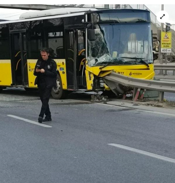 İETT otobüsü bariyerlere çarptı! Yaralılar var - Resim: 0