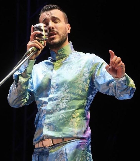 Cem Adrian'dan konserde ağlatan sözler! Ünlü şarkıcı konuştu, alkış tufanı koptu - Resim: 1