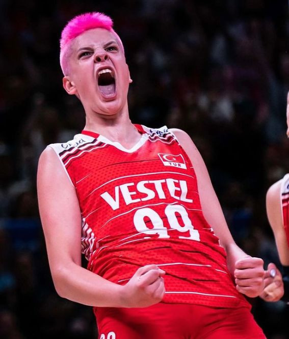 Ebrar Karakurt'un Pınar Deniz'e yaptığı kriz çıkaran gönderme sosyal medyayı salladı! - Resim: 1