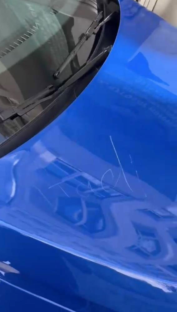 Şirinevler'de araç sahipleri şokta! Onlarca aracı çizip, anlaşılmayan kelimeler yazdı - Resim: 1