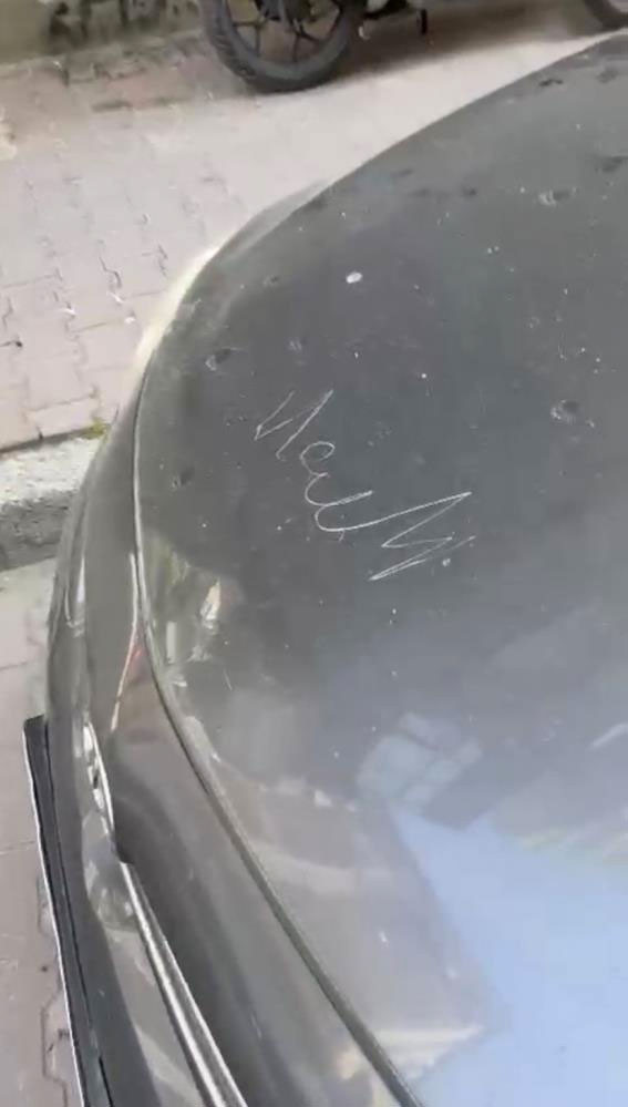 Şirinevler'de araç sahipleri şokta! Onlarca aracı çizip, anlaşılmayan kelimeler yazdı - Resim: 0
