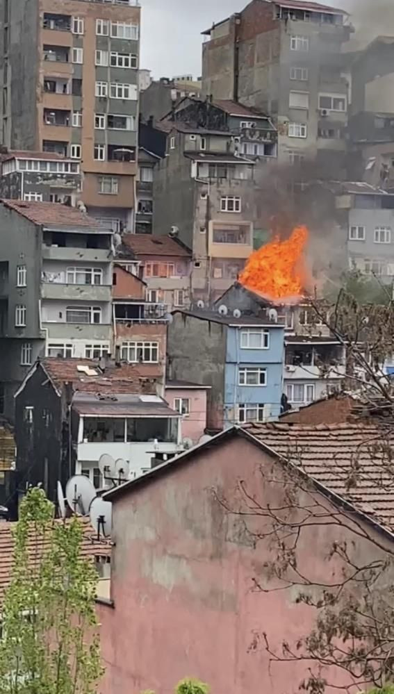 Madde bağımlısı sigara izmariti attı! Şişli'de çatı katı alevlere teslim oldu: O anlar kamerada! - Resim: 2