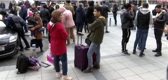 Kapılar sonuna kadar açıldı! Vatandaş minibüsü çekti Suriyelileri sınıra götürüyor - Resim: 2