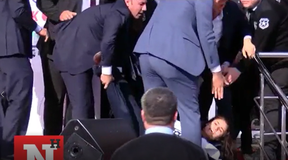 CHP'nin açılış töreninde bir protestocuyu yaka paça etkisiz hale getirdiler - Resim: 0