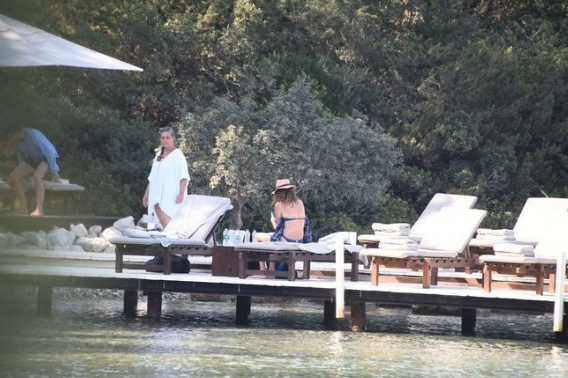 Bikiniyle yakalanan Carla Bruni'ye uyarı: Seni çekiyorlar - Resim: 2