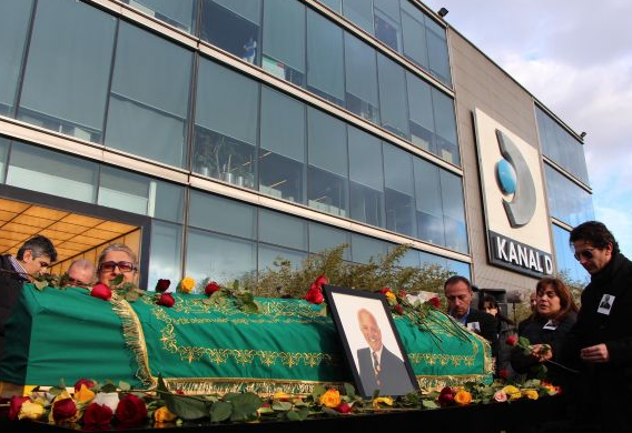 Torununun çorabı Birand'ın tabutunda! - Resim: 3