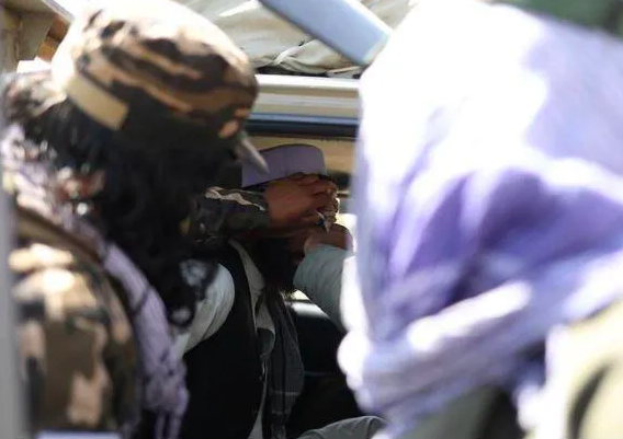 Afganistan'da dehşet fotoğraflar! Kadınlar kanlar içinde kaldı! DAEŞ militanı gözleri bağlı getirildi - Resim: 1