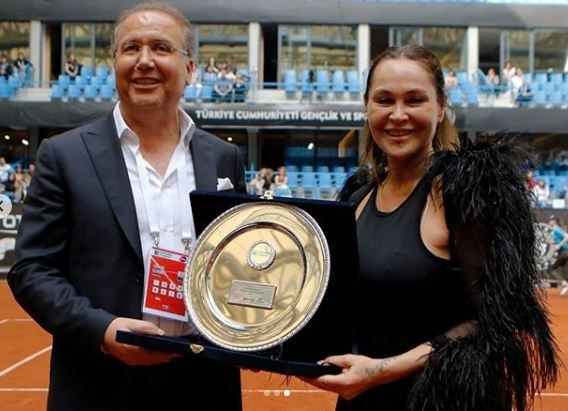 Hülya Avşar'ın tenis kıyafeti sosyal medyayı salladı! - Resim: 1