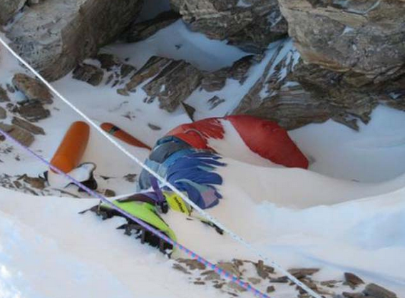 Dünyanın tepesinde yaklaşık 200 ceset var - Resim: 4