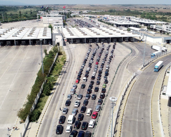 Dönüş çilesi! Kilometrelerce kuyruk oluştu - Resim: 4