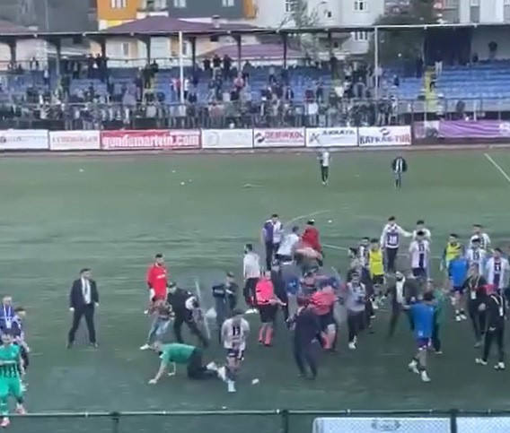 TFF 3. Lig maçında hakem golü verip sonra iptal edince ortalık karıştı - Resim: 0