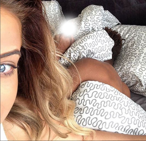 Yatak pozları olay olmuştu! O futbolcunun eşi rahat durmuyor - Resim: 1