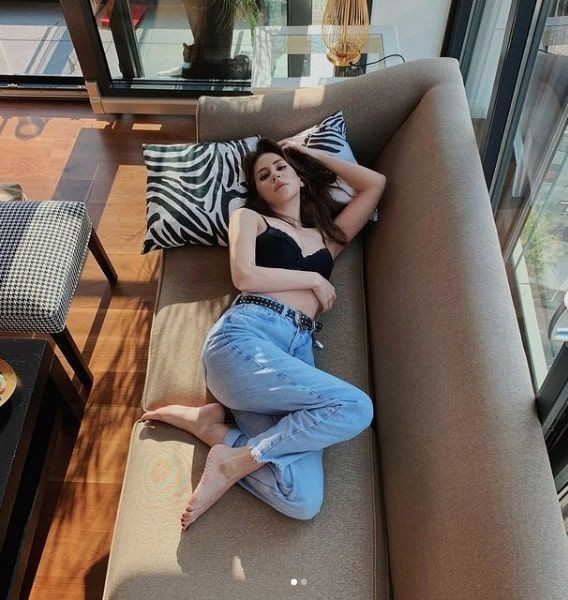 Aynur Aydın iç çamaşırıyla pozlar verdi sütyenle klip çekimi de olay olmuştu - Resim: 2