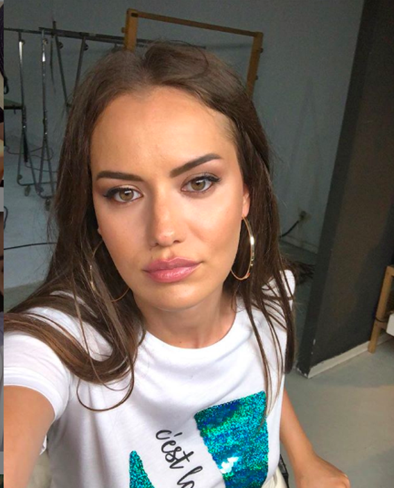 Fahriye Evcen kaç kardeş Fahriye Evcen'in kardeşleri kimdir? - Resim: 2