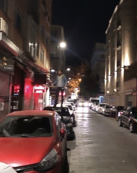 Sen Anlat Karadeniz dizisinin yıldızı Ulaş Tuna Astepe arabanın üzerine çıktı aşkını ilan etti - Resim: 2