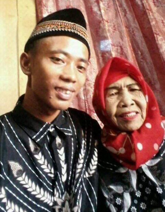 65 yaşındaki kadın evlat edindiği 24 yaşındaki gençle evlendi - Resim: 3