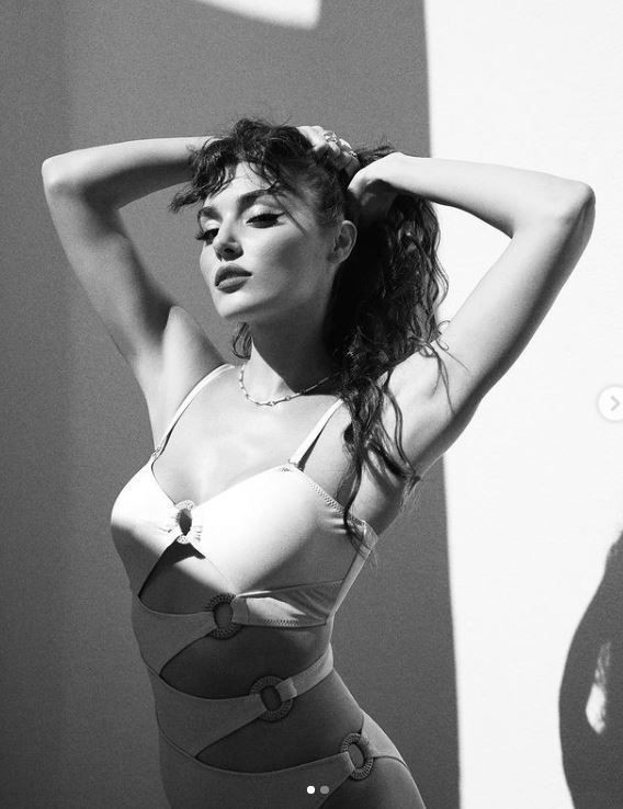 Hande Erçel'in mini bluzu hem yürek hem cep yaktı ip askılı bluzun fiyatı olay - Resim: 3