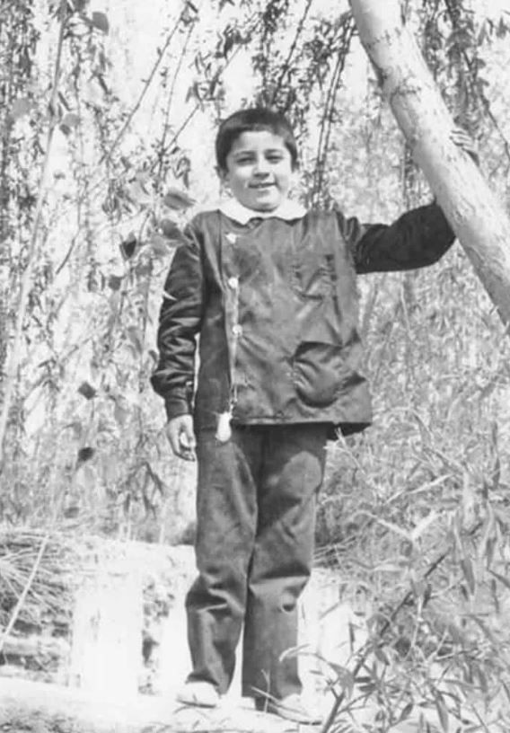 Bakalım bu hallerinden tanıyabilecek misiniz? İşte ünlülerin çocuklukları... - Resim: 1