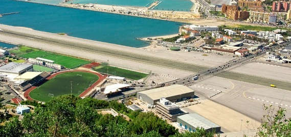 Havaalanının içinden otoyol geçiyor! - Resim: 2