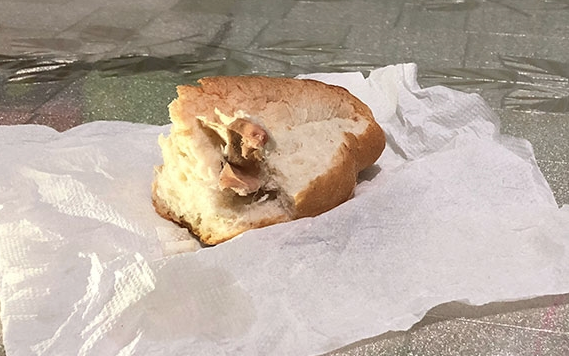 Ekmekten çıkan şey mide bulandırdı! Fırıncının savunması herkesi şoke etti - Resim: 2