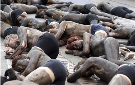 Boğa Güreşine karşı soyundular! - Resim: 1