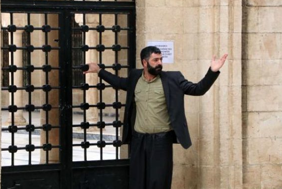 Cemaatle namaza ara verildi! O ise kapıyı tekmeleyerek açmaya çalıştı - Resim: 1