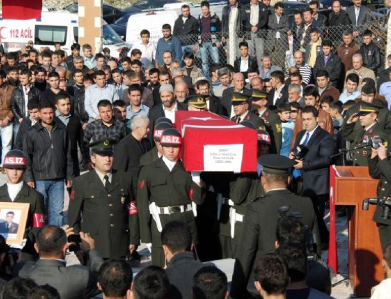 Şehit çavuş gözyaşlarıyla uğurlandı - Resim: 2