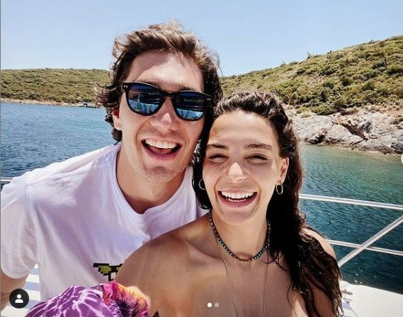 ATV dizisi Hercai'nin yıldızı Ebru Şahin sevgilisi Cedi Osman'la pozlarını paylaştı - Resim: 1