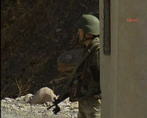 Özel eğitimli komandolar Çukurca'ya indirildi - Resim: 1