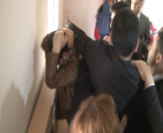 Başkan'a saldırdı, linçten zor kurtuldu  - Resim: 3