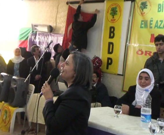 Kışanak Türk bayrağı asılırken bakın ne yaptı - Resim: 2