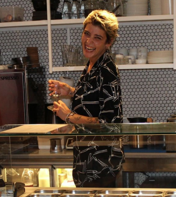 Uyuşturucu batağına saplanmıştı! Türkiye eski güzeli garson oldu - Resim: 2