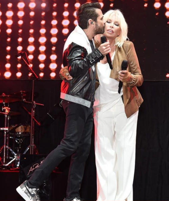 Şarkısını yarıda kesti: Ne olur elden ele onu bana gönderin - Resim: 4