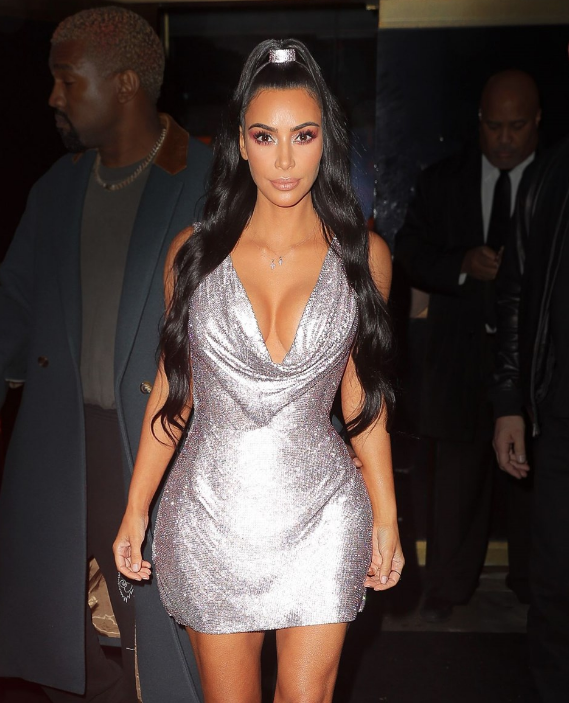 Kim Kardashian cesur dekoltesi ve mini elbisesiyle yürek hoplattı - Resim: 1