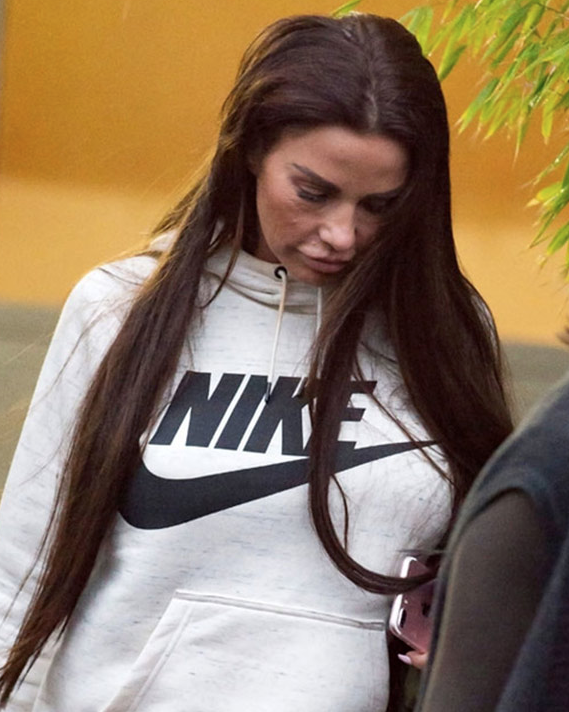 Yara bere içinde! Katie Price'ın yüzü tanınmaz hale geldi - Resim: 2
