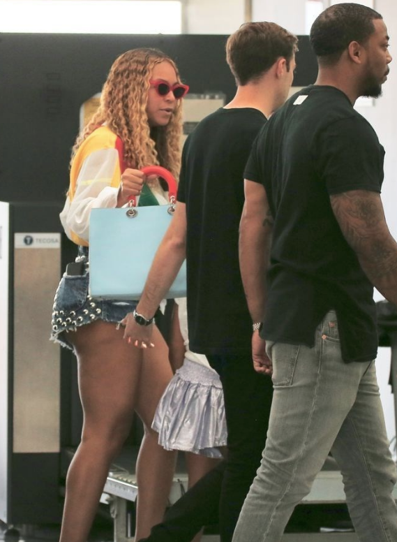 Ünlü şarkıcı gençlere taş çıkardı! - Resim: 3