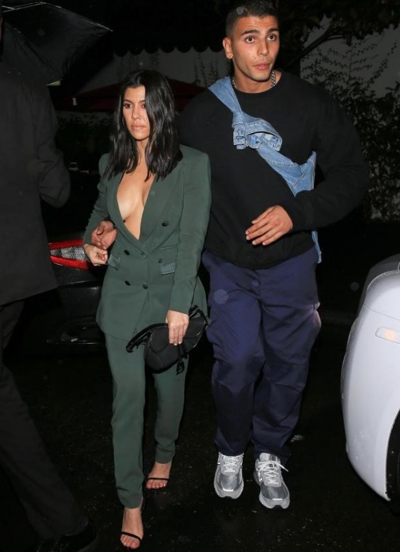 Kourtney Kardashian ceketin içine iç çamaşırı giymeyince... - Resim: 2