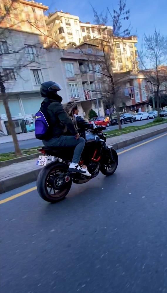 Kız arkadaşıyla motosiklette yer değiştirdi! O gencin yaptığı yanına kalmadı - Resim: 1