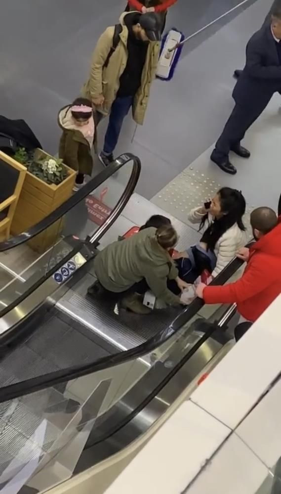 3 parmağı da yürüyen merdivene sıkıştı koptu! Çocuğun o halini görenlerin kanı dondu - Resim: 4