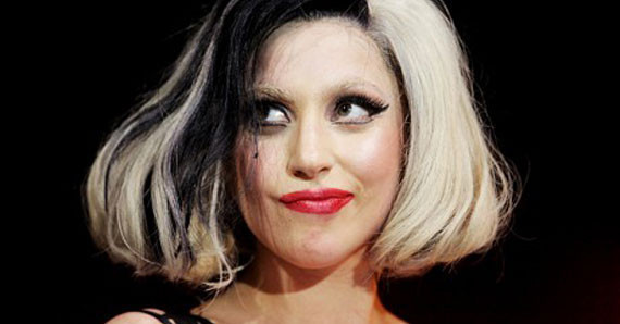 Lady Gaga poposunu gösterdi - Resim: 3