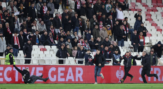 Fiorentinalı futbolcunun burnu kırıldı! Sahaya giren Sivassporlu taraftarlar tutuklandı - Resim: 1